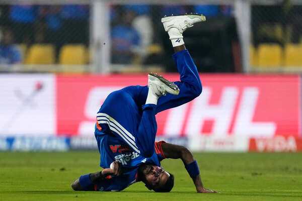 WATCH: Hardik Pandya flies to take outrageous catch vs New Zealand in third T20I