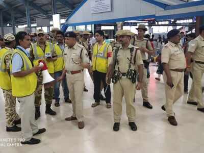 Western Railway ropes in civilians to help to manage crowd at Andheri, Borivali  and Bhayandar