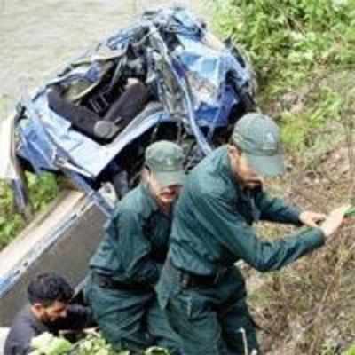 26 kids die in Pak as van falls into river