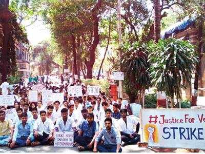 Veterinary students strike against move promoting para-vets to doctors' posts