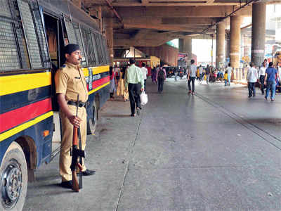 Madurai policeman on hunt for criminal robbed on pavement