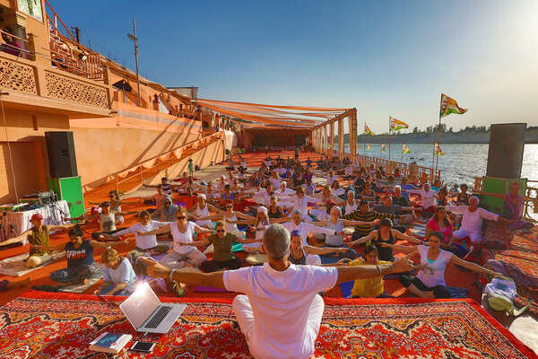 Over 1,500 fun-loving yogis wind their way in Rishikesh