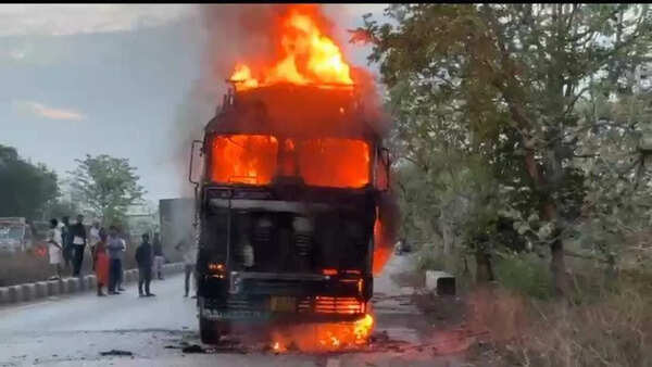 UP-bound truck carrying iron rods gutted in Hazaribag