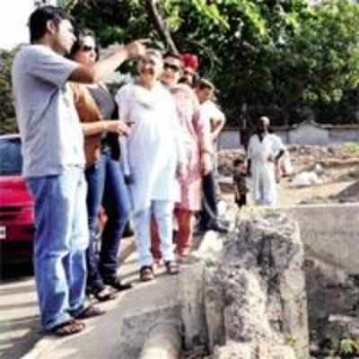 Juhu residents take up civic policing to avoid drain pain