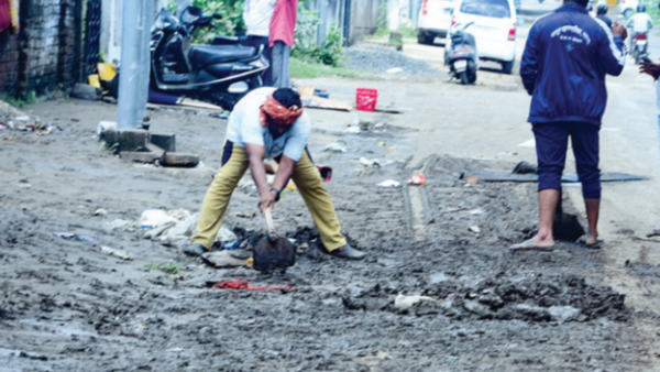 Nagpur: Residents fight sewage, mud on roads, water in basements