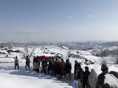 Army carries pregnant woman in waist-deep snow; she later gives birth at Baramulla hospital