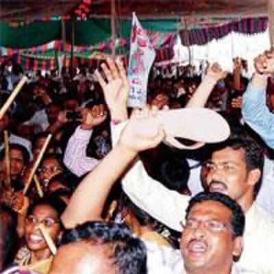 Telangana teachers join stir, hurl shoes at MPs