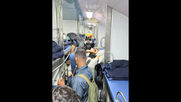 Unauthorised passengers flood reserved coaches of Sampoorna Kranti Express