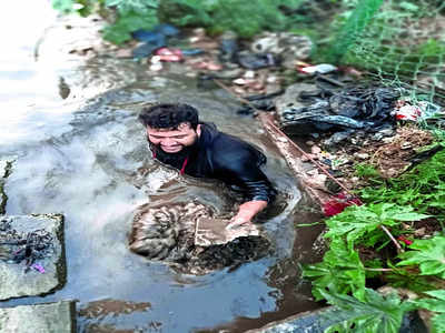 Blocked drain: Citizen gets his hands dirty