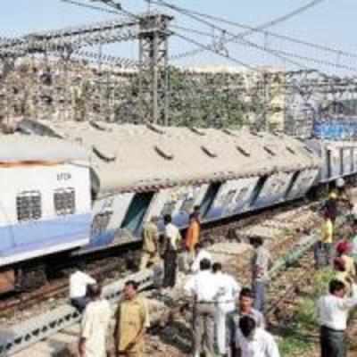 Kalyan local derails at Masjid in peak hours, 100 trains cancelled