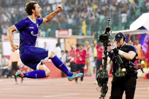 Elano, Mendoza shine as Chennai trounce Mumbai 5-1