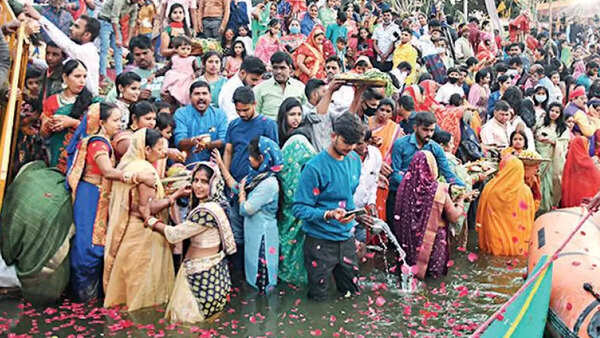 After subdued celebrations last year, hundreds pay obeisance to the Sun god on Chhath Puja
