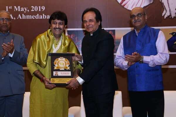 Singer Sanjay Oza awarded on Gujarat Day