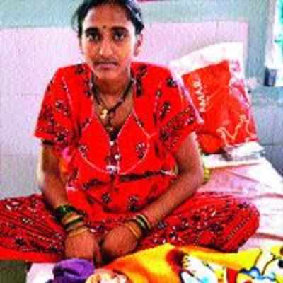 Woman delivers baby in auto rickshaw