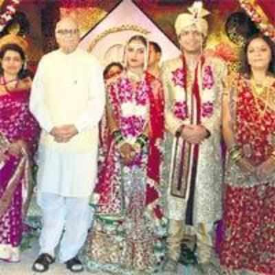 Show of strength at wedding of Munde's daughter