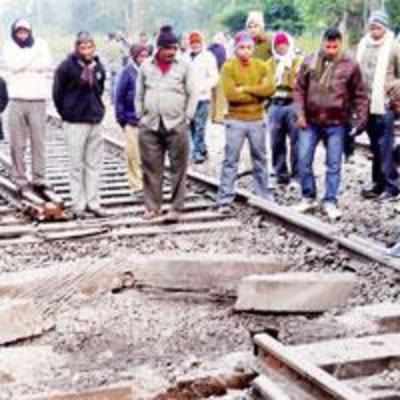 Maoists blow up rail tracks in Jharkhand