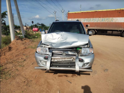 Vehicles in N Chandrababu Naidu's convoy crash in bid to avoid hitting cow