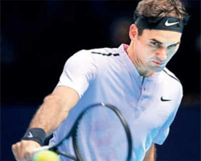 Federer stays perfect in London