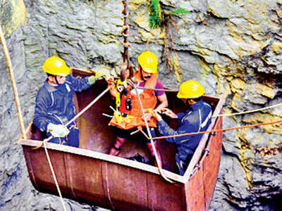 Navy divers join rescue ops at Meghalaya mine