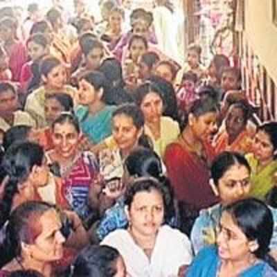 800 parents barge into Thane school over 100% fee hike