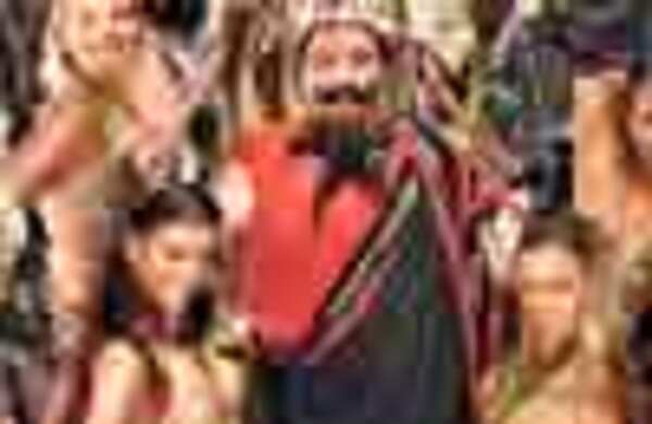 Rishi Kapoor does an unique song