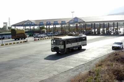 Toll plazas on E-Way to pass vehicles in 3 mins