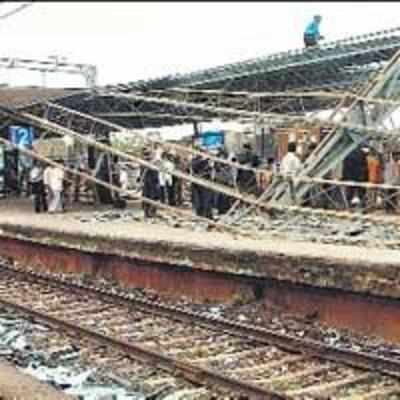 Roof collapse at Govandi station, four people hurt