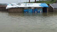 Bihar floods: Affected villagers take shelter on NH-27 in Muzaffarpur 