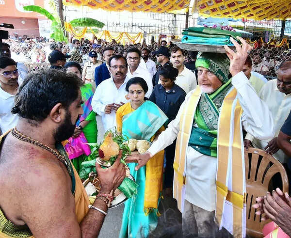 Naidu offers silk robes at Kuppam Gangamamba temple