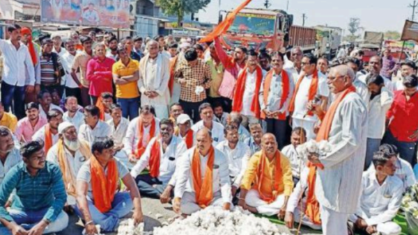 Shiv Sainiks from Uddhav Thackeray group stage chakka jam