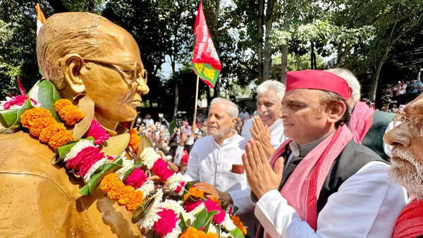 Big Yogi-Akhilesh face-off in Lucknow as defiant SP chief garlands Jai Prakash Narayan statue