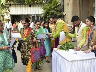 Unique welcome for women staffers of Mantralaya surprises everyone