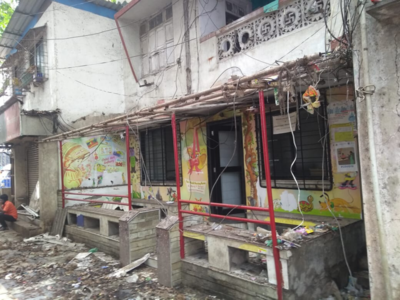 Landlord demolishes roof of a Mulund hospital