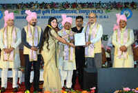 Governor highlights innovation at IGKV convocation