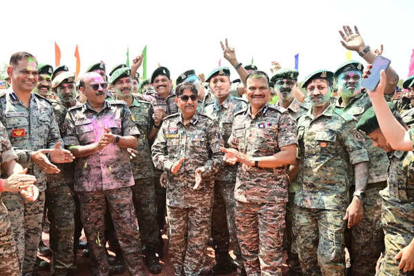 CRPF chief celebrates holi with CoBRA security personnel in Bastar