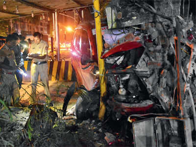 Car smashes through wall of traffic police chowky in Mulund