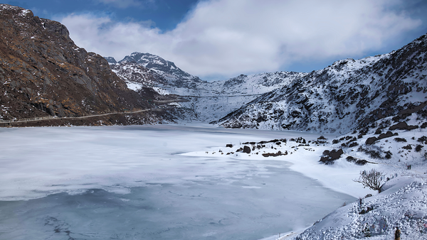 Sikkim: 324 vehicles stranded in heavy snowfall near Nathula Pass; Army steps in