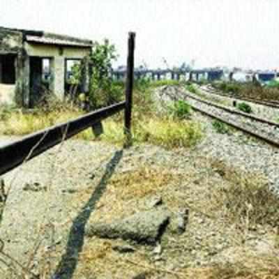 Traffic, JNPT demand temporary opening of Karal railway crossing