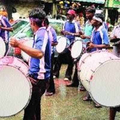 आपली नशा फक्त ढोल-ताशा असं का म्हणतात नाशिक ढोलचे दिवाने? - Marathi News | Nashik  Dhol- preservers of a Ganeshotsav tradition. | Latest oxygen News at  Lokmat.com