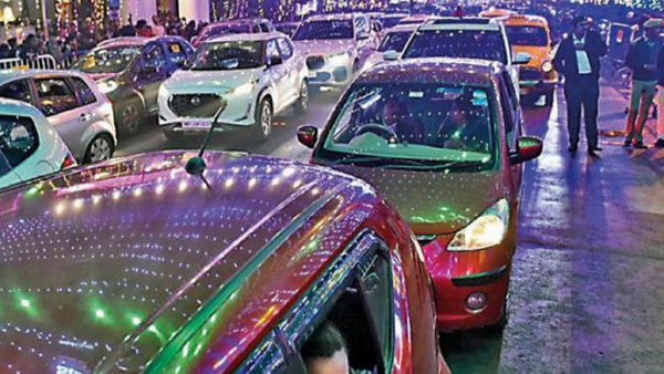 Midnight crowd tsunami swamps Park street as Kolkata rings in New Year