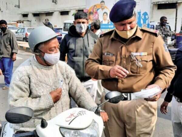 Cop’s Gandhigiri: No fines, free masks with own cash