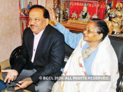 Union Health Minister Harsh Vardhan donates his mother's eyes at AIIMS after demise