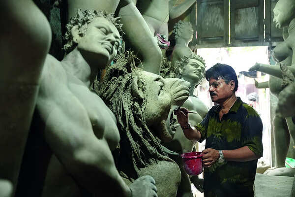 US-Iran war hits Kumartuli: Artisans call for early orders to beat shipping delays