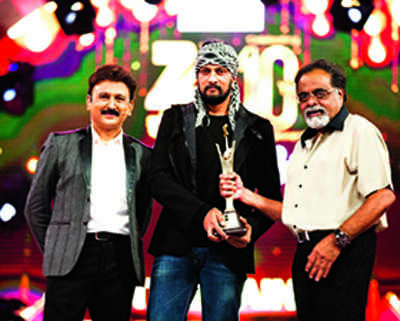 Ranna shares his award with Appu and Jaggu Dada