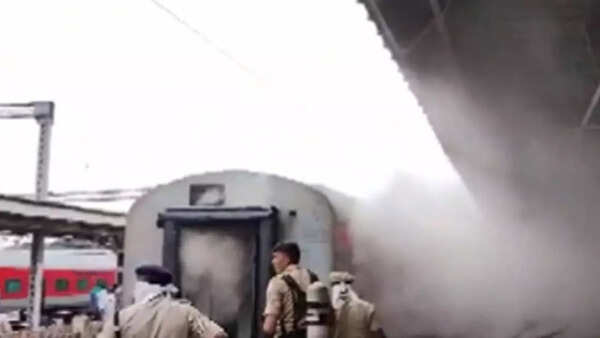 Fire breaks out in two coaches of Udyan Express at Bengaluru station, no casualties
