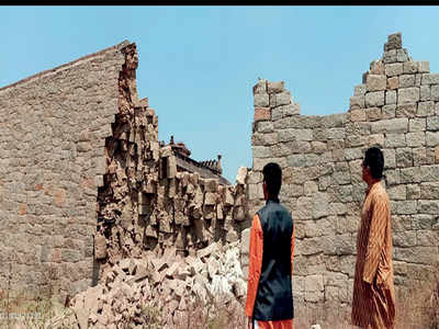 Ancient wall comes crumbling in Hampi