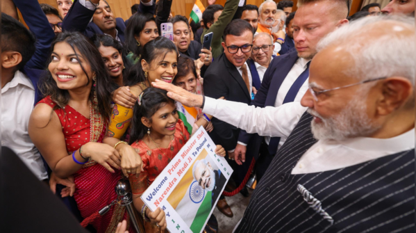 Indian diaspora greets PM