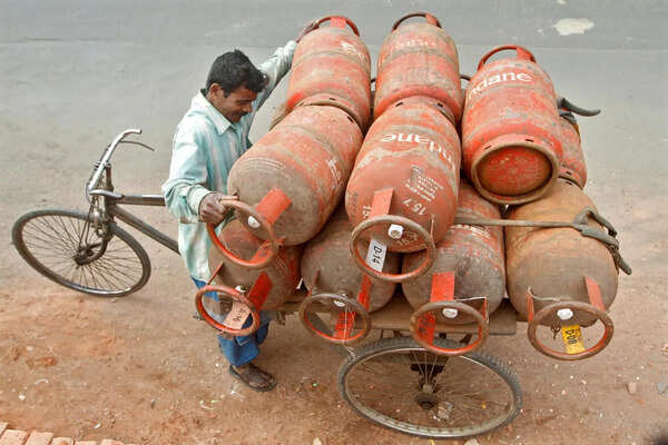 Mobile alerts on LPG bookings help reduce crowding at refill centres
