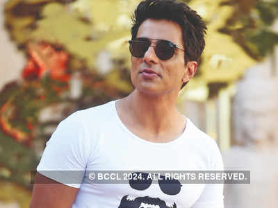 Sonu Sood offers accommodation to 20,000 migrant workers in Noida