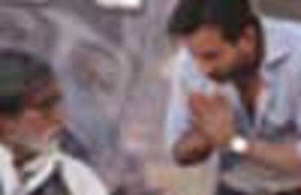 Saif chooses Rajni over Big B
